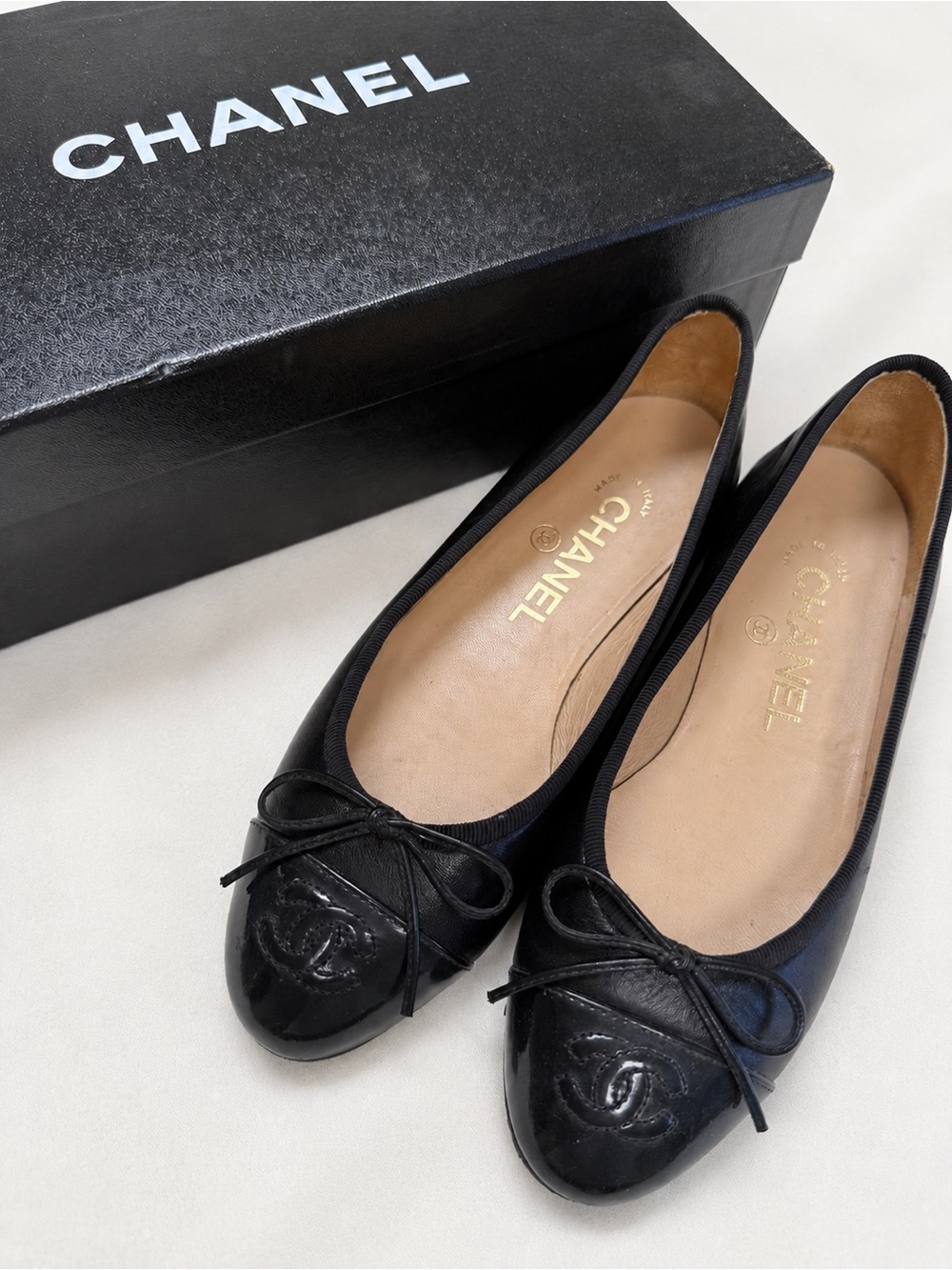 CHANEL Black Leather Patent CC Cap Toe Bow Ballet Flats EU 35